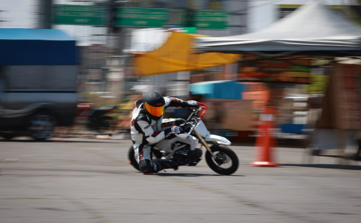 Piloto michoacano comparte su pasión por las motos en Toluca. Foto: Alejandro Vargas