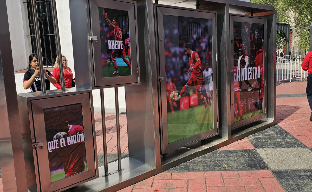 Unidos por el rojo: la iluminación de Toluca es un testimonio del arraigado orgullo y la inquebrantable pertenencia que los Diablos Rojos han forjado en su comunidad Foto: Especial