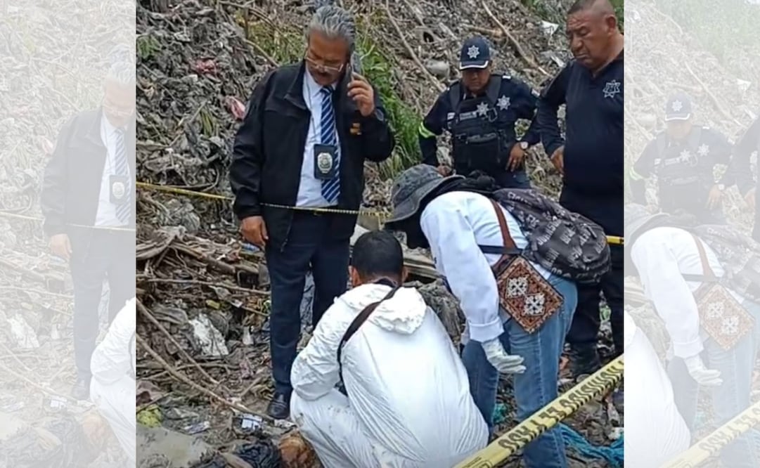 Peritos de la Fiscalía General de Justicia del Estado de México (FGJEM) acudieron al sitio para iniciar con el levantamiento de los restos. Foto Especial