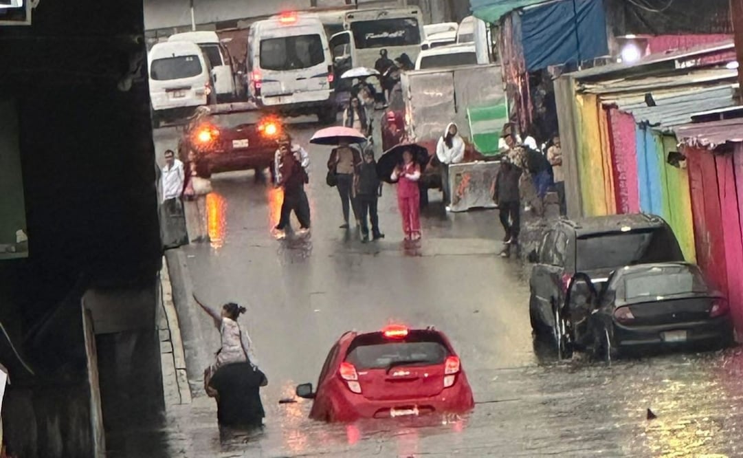 La acumulación de basura en la vía pública colapsó el sistema de drenaje, dejando varios vehículos varados en los límites de Edomex y CDMX. Foto Especial