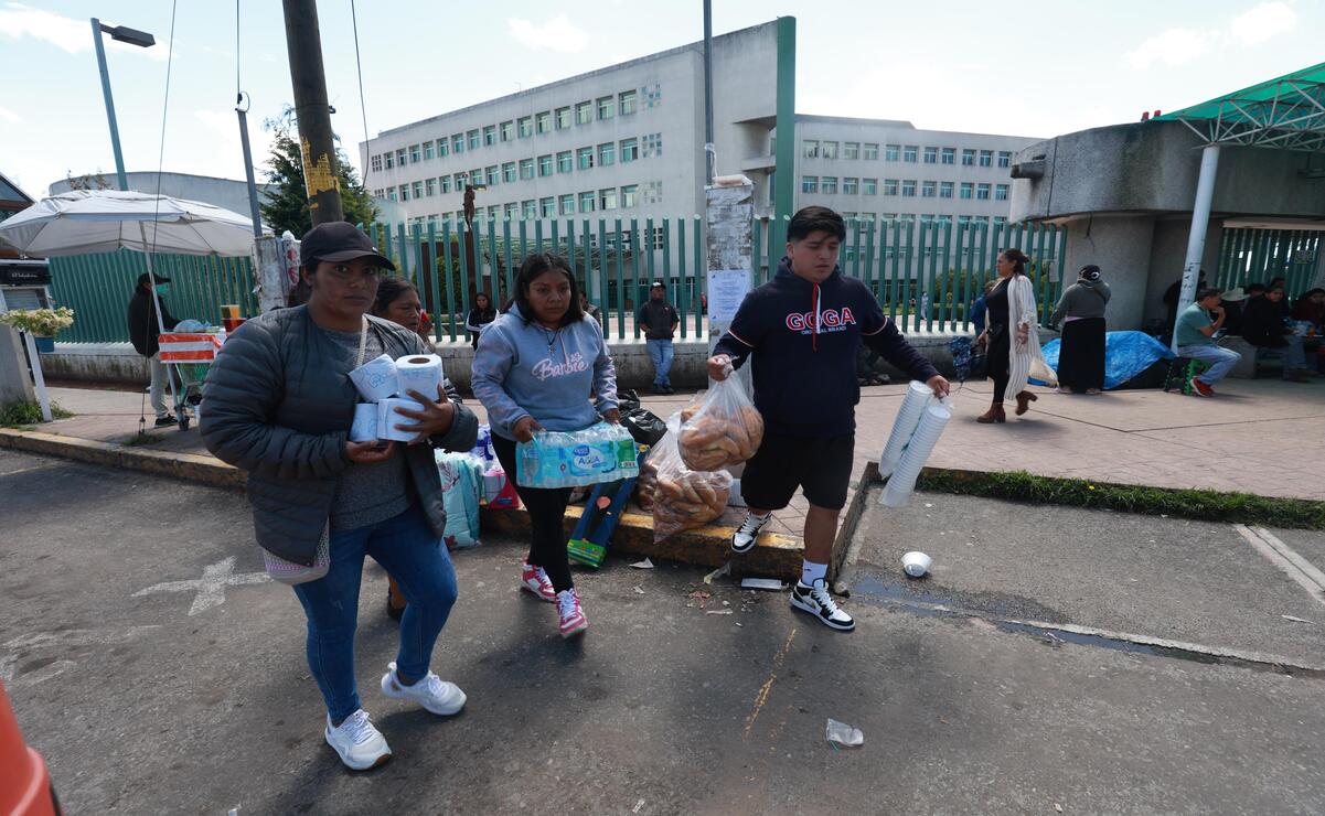 Vecinos de San Felipe Del Progreso apoyan a las familias de los lesionados en el accidente de Atlacomulco / Foto Alejandro Vargas