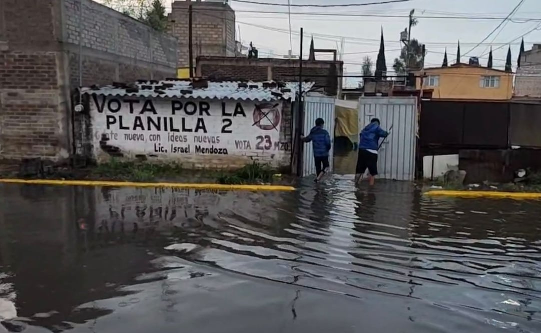 Vecinos del Casco de San Juan trabajaron a marchas forzadas con cubetas para sacar el agua de sus viviendas. Foto Especial