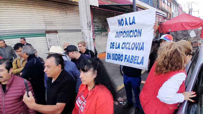 Comerciantes rechazan construcción de ciclovía en Isidro Fabela. Foto Claudia Rodríguez.