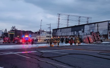 Controlan derrame de pipa volcada en la México-Pachuca: Autopista sigue cerrada con dirección a CDMX