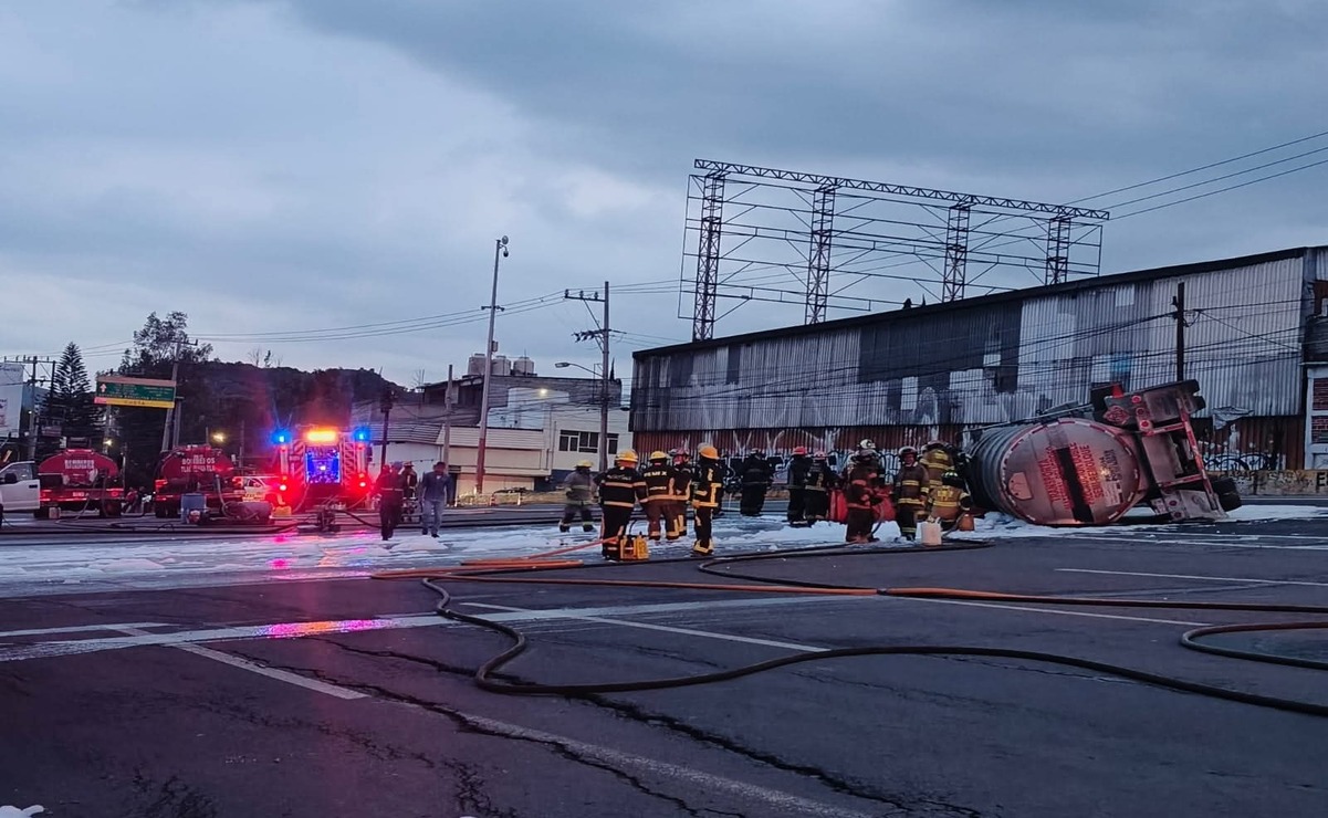 Controlan derrame de pipa volcada en la México-Pachuca: Autopista sigue cerrada con dirección a CDMX