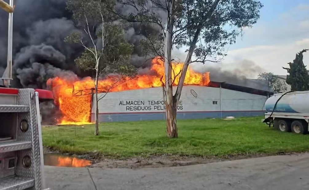 Autoridades locales exhortaron a la ciudadanía a mantenerse alejada de la zona para agilizar el paso de las unidades de auxilio. Foto Especial