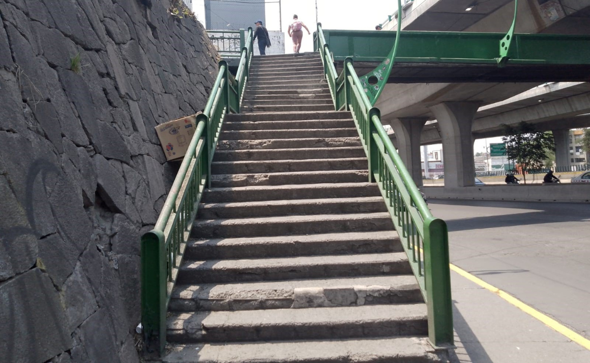 Puente peatonal en Naucalpan antes de la rehabilitación, mostrando las condiciones de abandono y peligro. Foto: Rebeca Jiménez