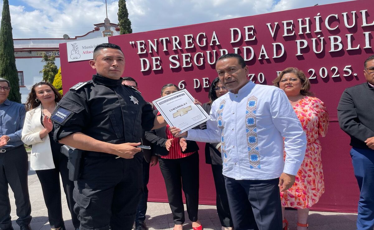 El presidente municipal y autoridades locales llevaron a cabo la entrega oficial de 12 nuevas patrullas para la Dirección de Seguridad Pública Municipal. Foto: Michelle Sánchez / El Universal Estado de México.