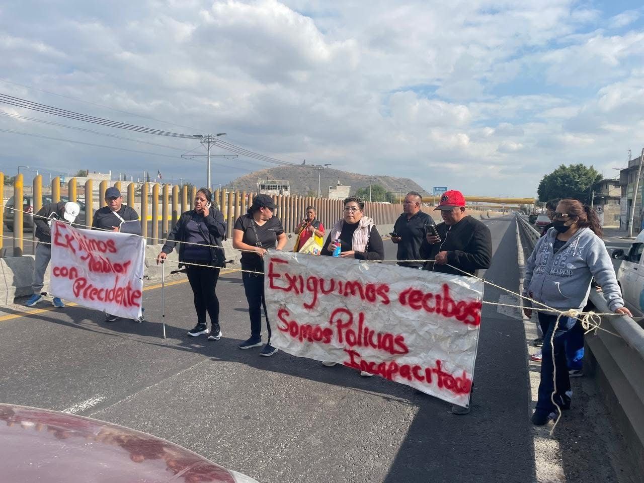 Los uniformados demandan la entrega de la quincena que, aseguran, les ha sido retenida y piden la documentación que les dé certeza de la dispersión de los recursos. Foto Especial