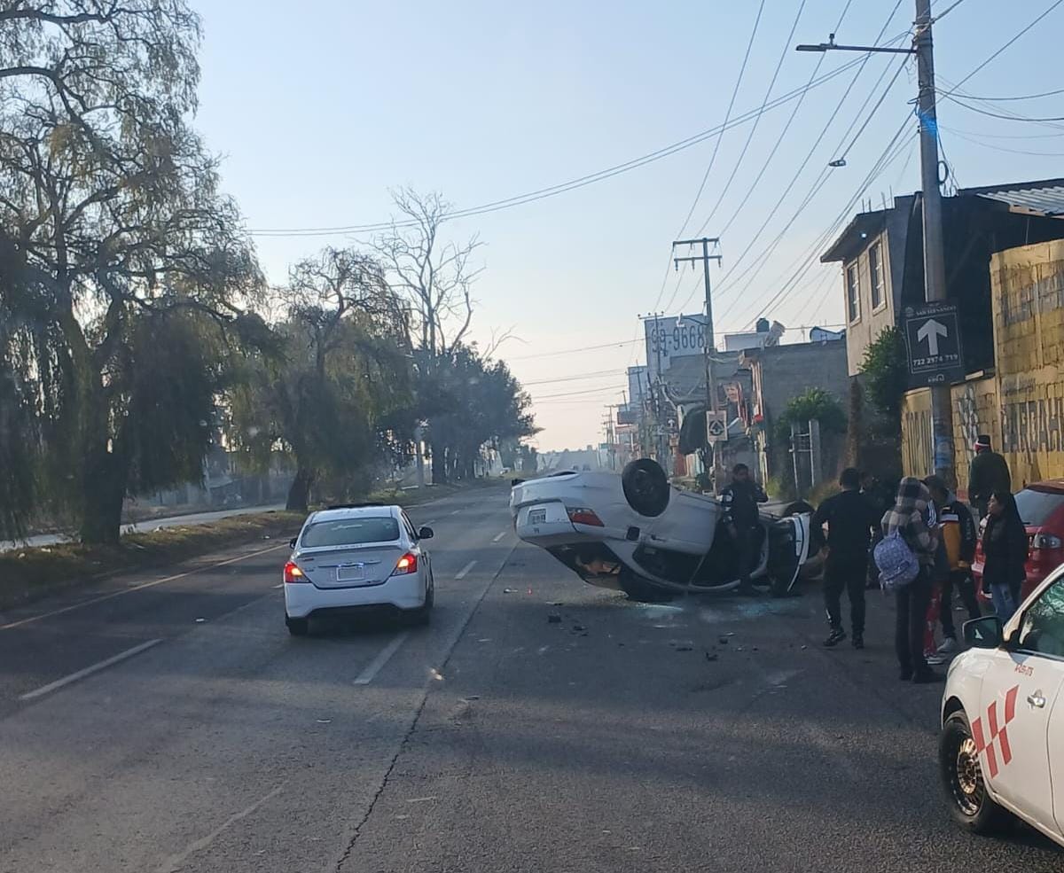 Volcadura en Toluca-Tenango deja dos heridos en San Andrés Ocotlán, Calimaya