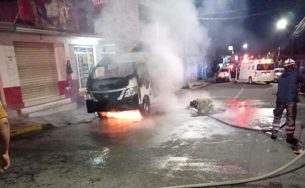 Bomberos sofocaron el incendio de una camioneta del transporte público atacada en Juchitepec. Foto Especial