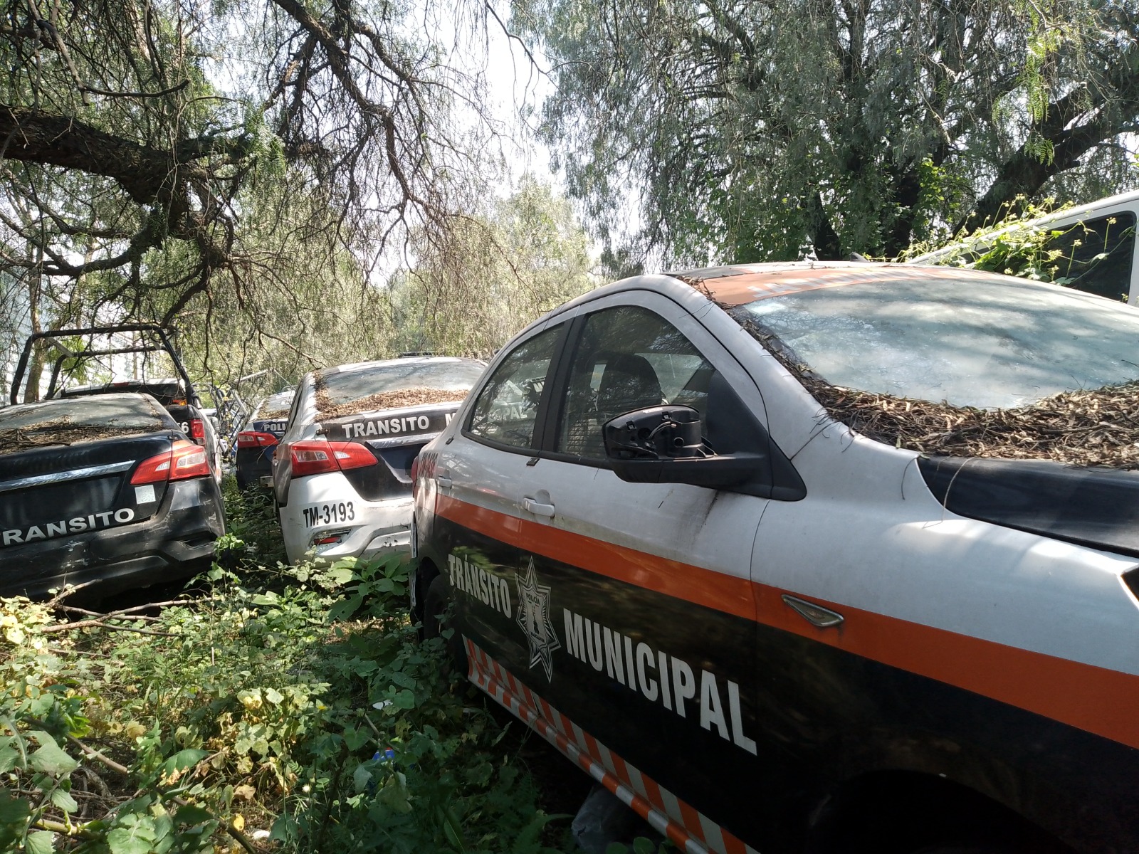 Vecinos de Naucalpan exigen una explicación por parte de las autoridades municipales sobre el destino de estas patrullas y las razones por las que se permitió que se deterioraran hasta convertirse en chatarra. Foto Rebeca Jiménez