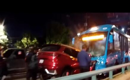 Mujer pierde la vida al impactar su vehículo contra Mexibús en Coacalco