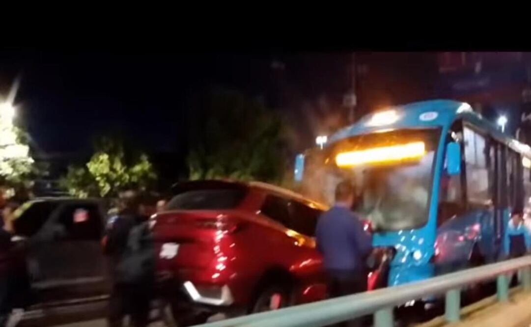 La mujer conducía en sentido contrario sobre el carril confinado / Foto Especial