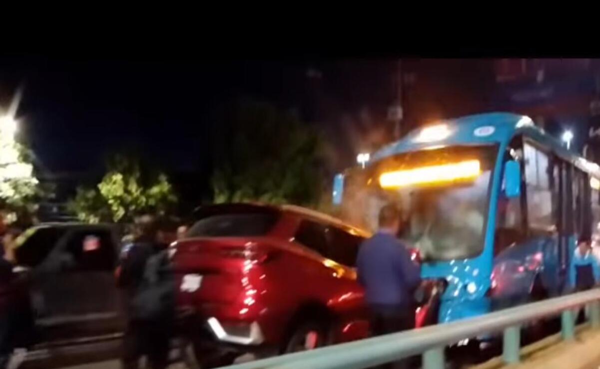 La mujer conducía en sentido contrario sobre el carril confinado / Foto Especial