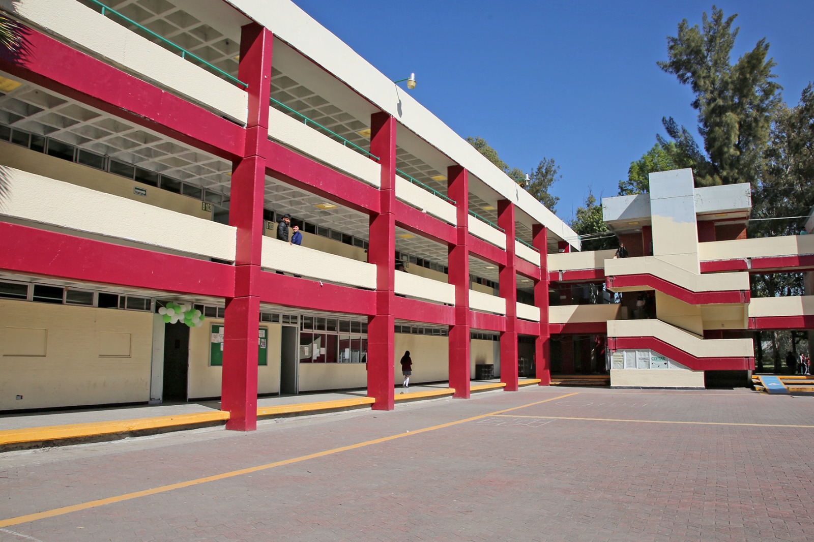 CURP, correo electrónico, listado de opciones y certificado de secundaria son necesarios. Foto Especial