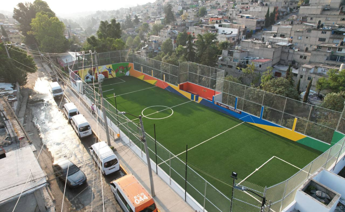 La cancha de fútbol rápido con su nuevo pasto sintético y área de espectadores, un beneficio de las obras del Mexicable III en Naucalpan. Foto: Especial