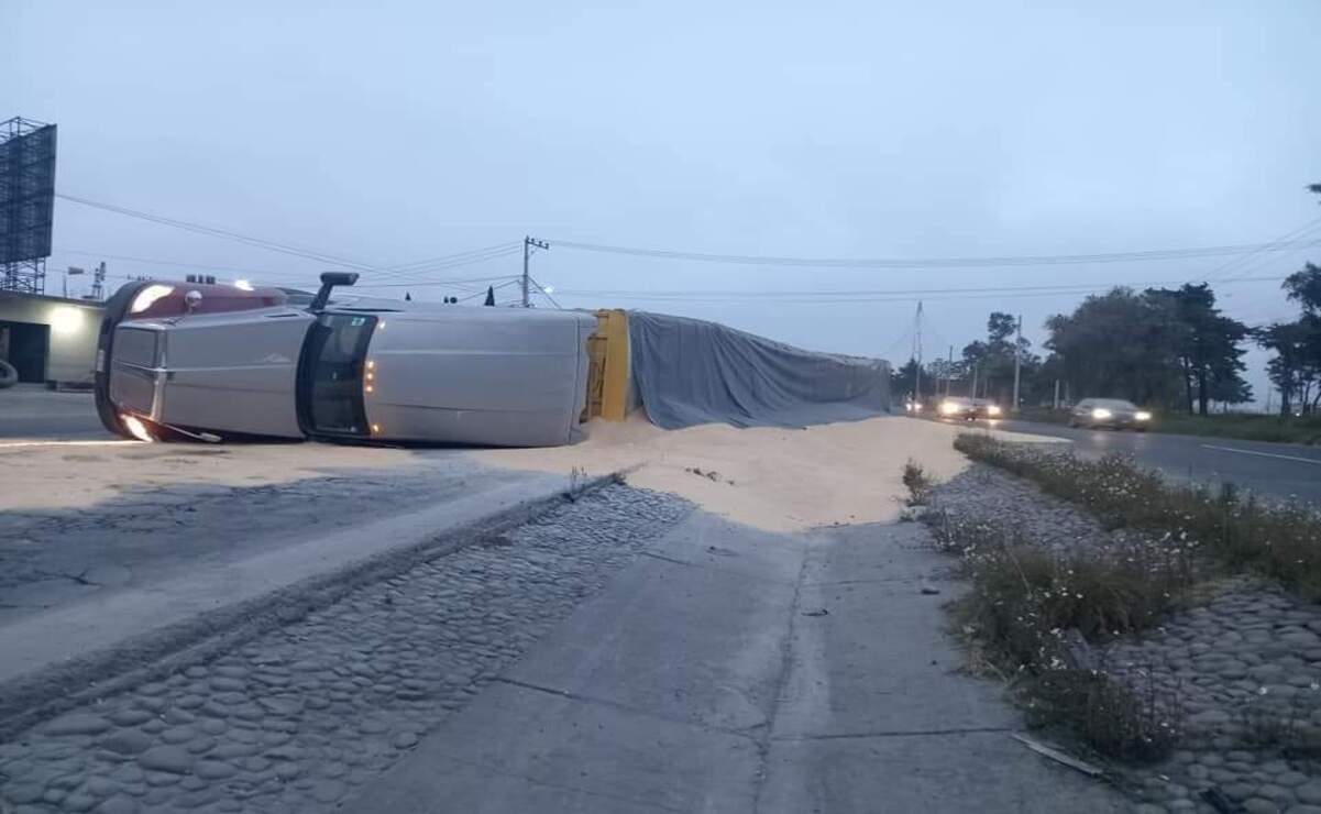 Los cuerpos de seguridad arribaron al lugar del accidente para retirar la góndola y atender una persona herida. Foto: Especial.