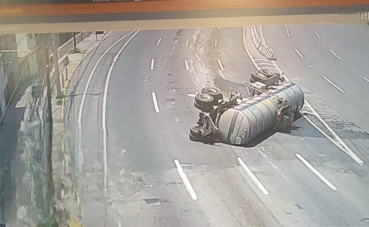 La pipa cargada con combustible se volcó en la Autopista México- Pachuca. Foto: Especial