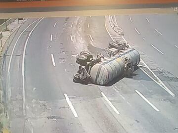 Accidente en Tlalnepantla: Pipa con combustible volcada en la México-Pachuca, se registra caos vial