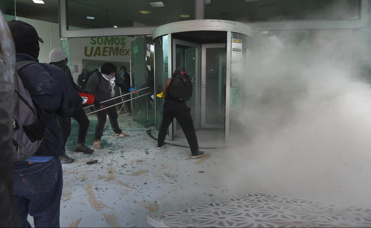 Caos en UAEMéx: Marcha pacifica universitaria termina en destrozos en el Edificio Administrativo 