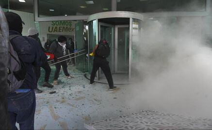 Caos en UAEMéx: Marcha pacifica universitaria termina en destrozos en el Edificio Administrativo 