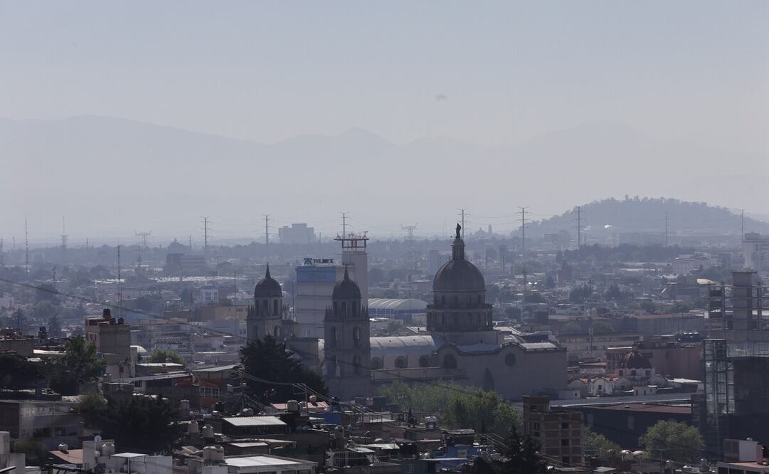 Emilio Rangel, geógrafo del Observatorio Meteorológico de la UAEMéx informa sobre la mala calidad de aire en el Valle de Toluca tras el incendio en Xonacatlán. Foto: Jorge Alvarado