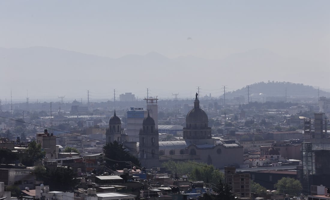 Emilio Rangel, geógrafo del Observatorio Meteorológico de la UAEMéx informa sobre la mala calidad de aire en el Valle de Toluca tras el incendio en Xonacatlán. Foto: Jorge Alvarado