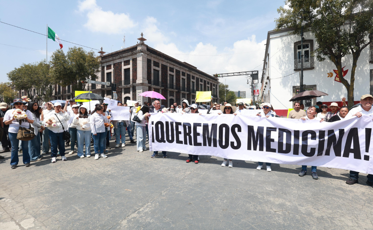 El grito de "Queremos medicina" resonó en la Plaza de los Mártires de Toluca, donde ciudadanos exigieron soluciones a la crisis de salud. Foto: Alejandro Vargas