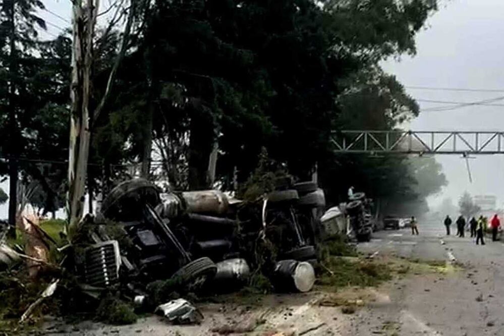 Los trabajos para remover el tráiler tardaron varias horas por lo que se generaron largas filas de automovilistas. Foto: especial