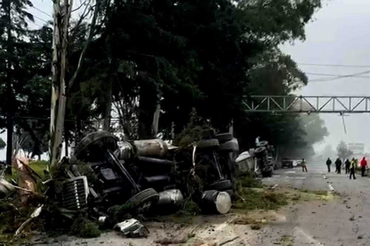 Los trabajos para remover el tráiler tardaron varias horas por lo que se generaron largas filas de automovilistas. Foto: especial