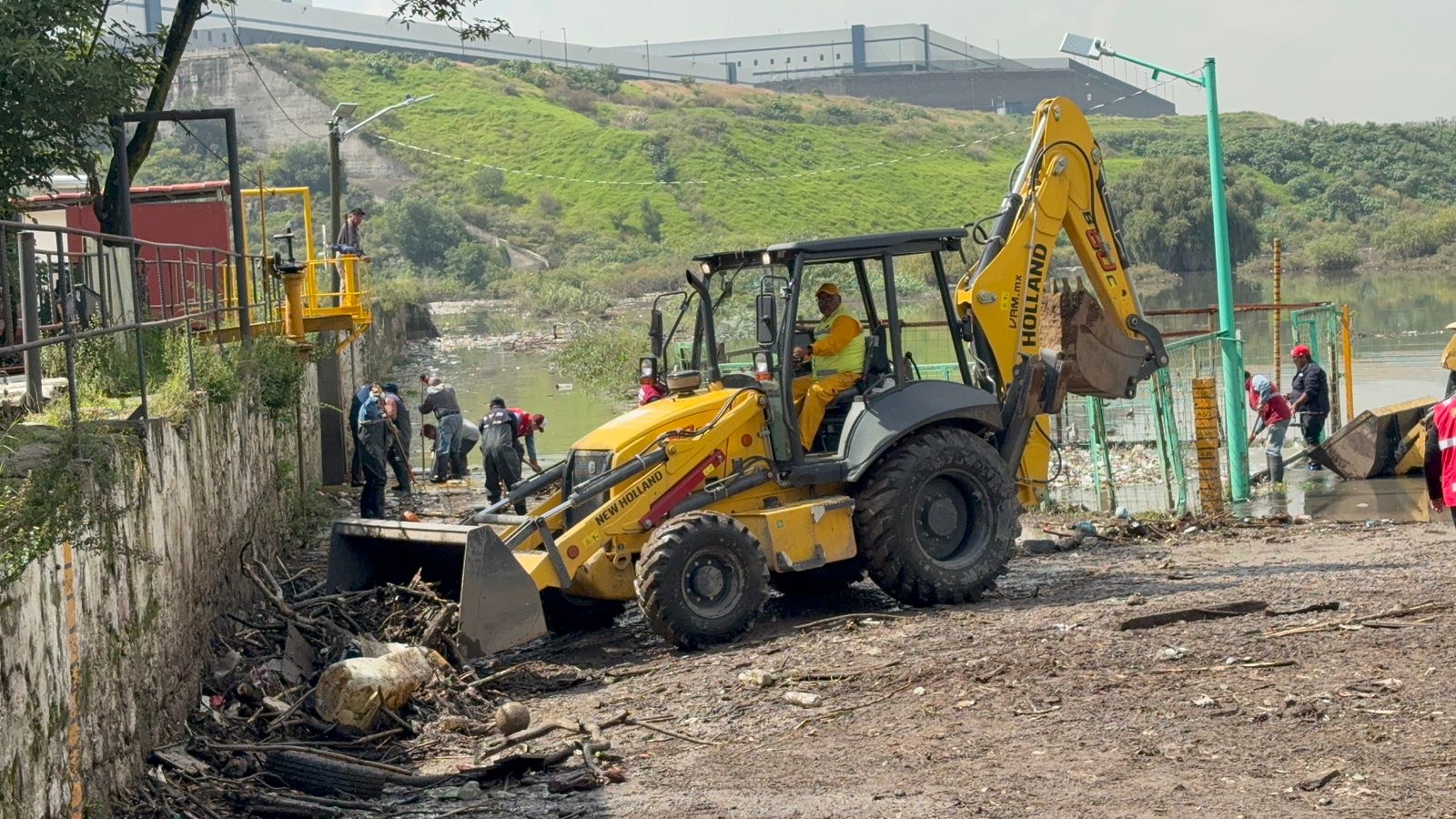 Retiran basura de la presa del Ángulo; anoche abrieron compuertas para desfogar