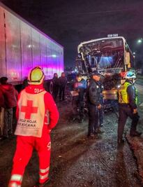 Accidente entre autobús y tráiler en la Toluca-Naucalpan deja 18 lesionados