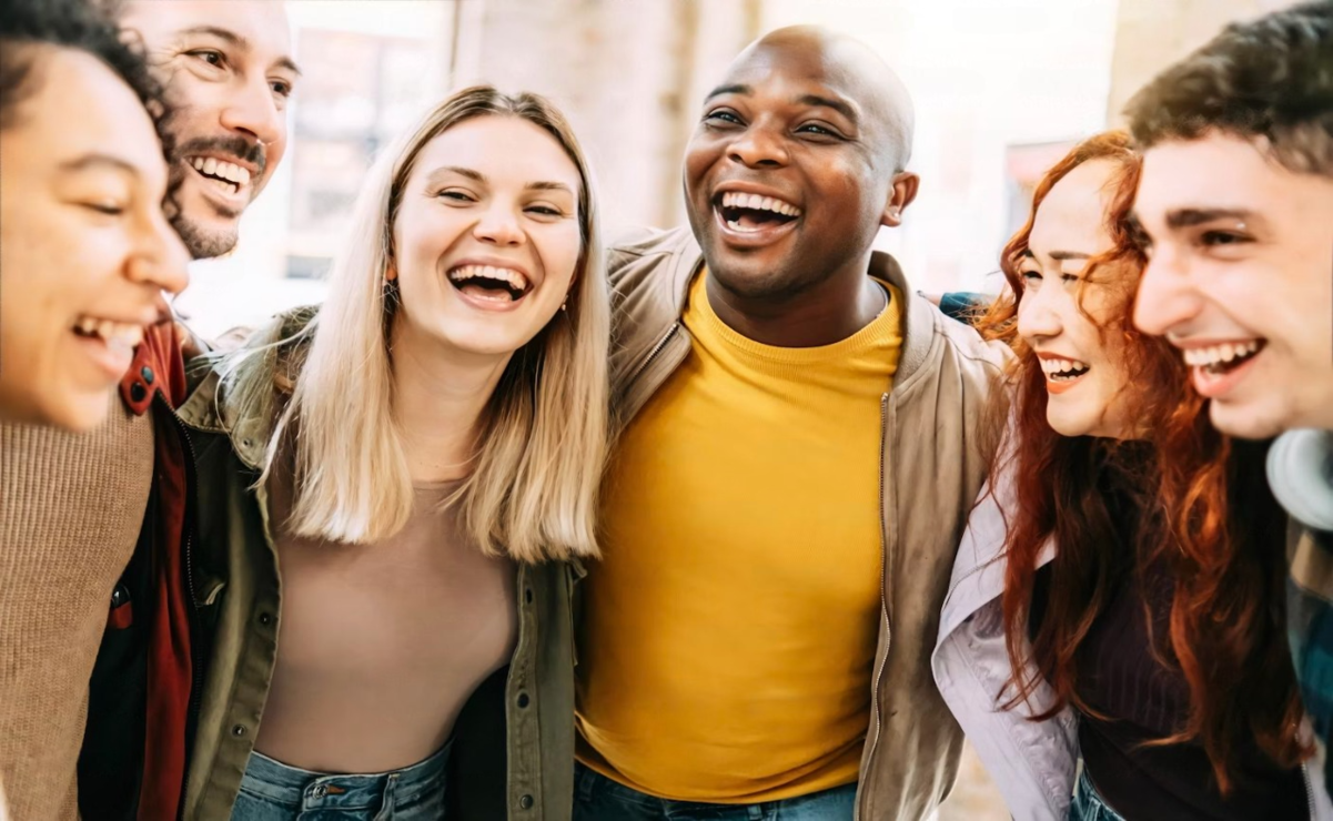 El Día Mundial de la Risa, una efeméride que promueve los beneficios de la risa para la salud y el bienestar. Foto: Unplash