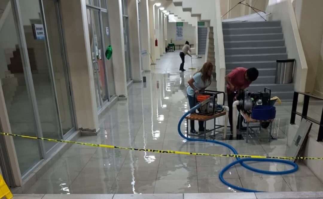 Usuarios de la alberca olímpica en Zinacantepec denuncian fallas graves en el drenaje y mantenimiento, afectando sus clases. Foto: Especial