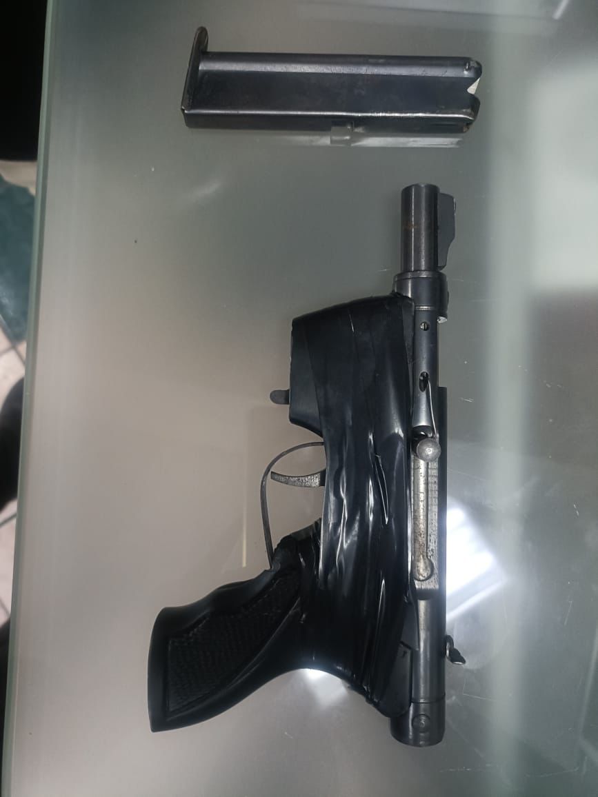 Le encontraron un arma de fuego en la cintura / Foto Especial