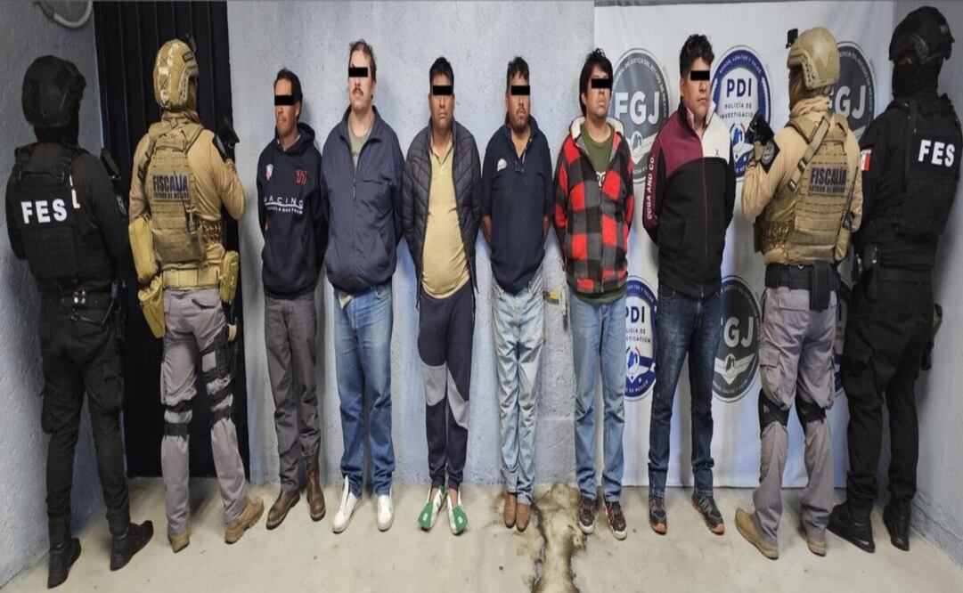 Seis sujetos y una adolescente fueron detenidos por su probable intervención en los delitos de extorsión agravada, portación de arma de fuego y contra la salud. Foto: Especial