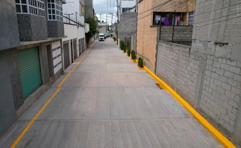 Tras 13 años de espera utilizando fosas sépticas y pipas, vecinos de la Cerrada de Lirio y Cerrada de Laureles ya cuentan con servicios básicos. Foto Especial