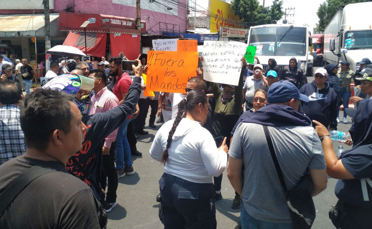 Policías de La Paz bloquean carretera: Exigen aumento salarial y mejores condiciones. Foto: Especia