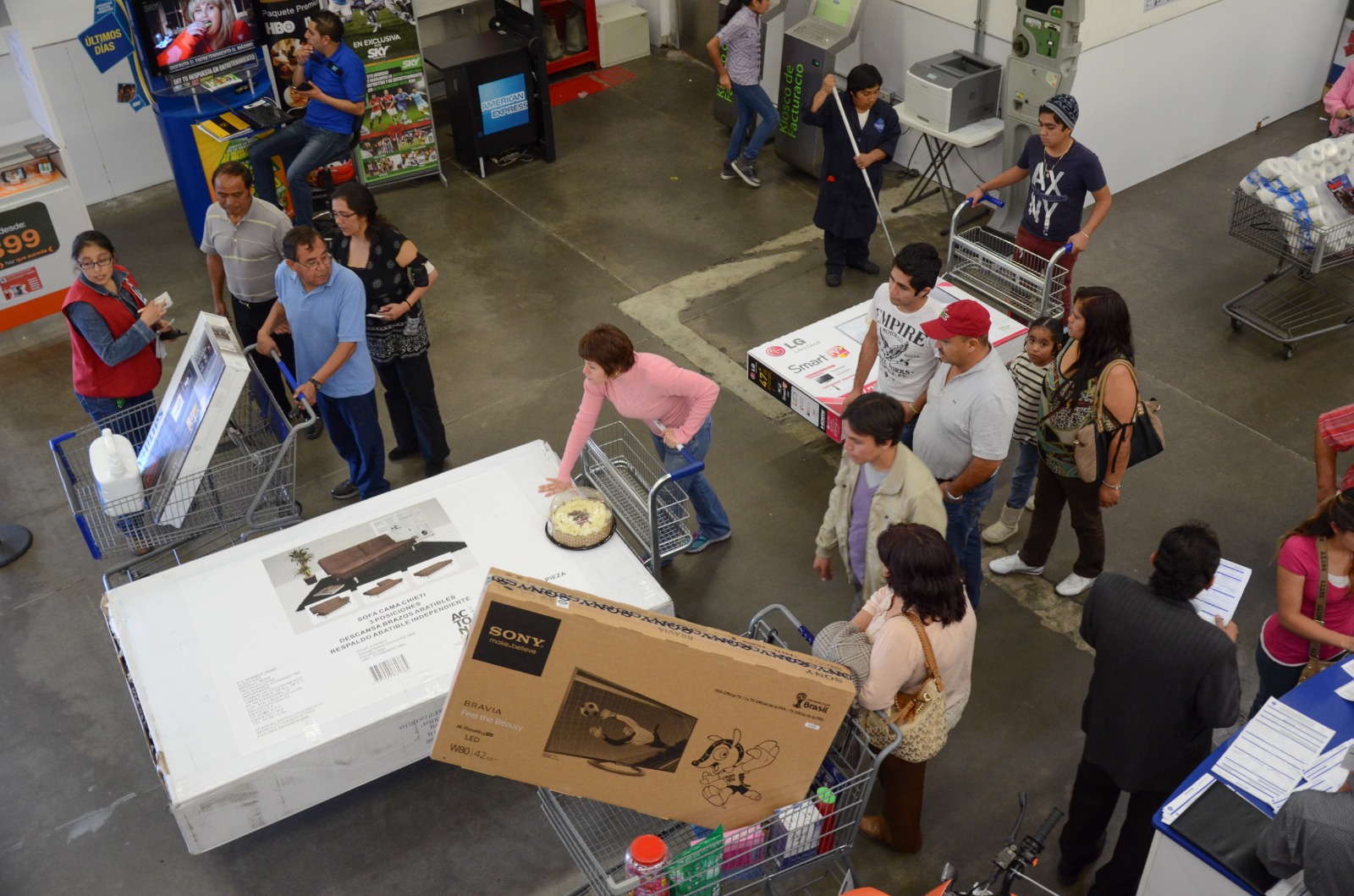 Algunos establecimientos lanzan promociones dependiendo del método de pago. Foto Arturo Hernández