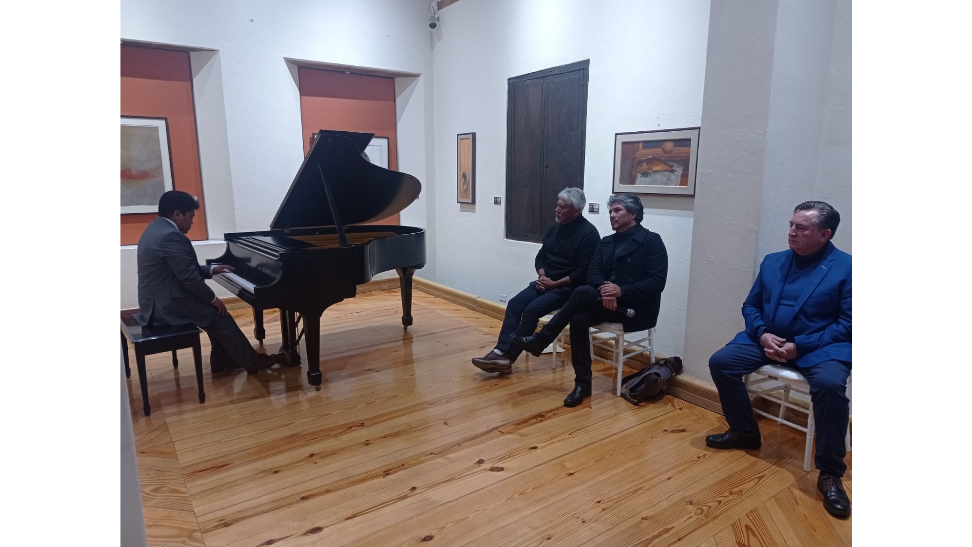 Samuel Ricardo Santiago, músico de la Escuela de Bellas Artes de Toluca, interpretó al piano tres maravillosas piezas musicales para representar la propuesta plástica y estética del maestro mexiquense. Foto: Especial