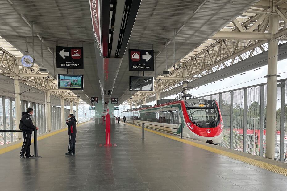 La flota de 20 trenes eléctricos, con capacidad para 718 pasajeros cada uno, garantiza un traslado sustentable y de alta velocidad a través de la zona de túneles y viaductos. Foto Alejandro Vargas / El Universal