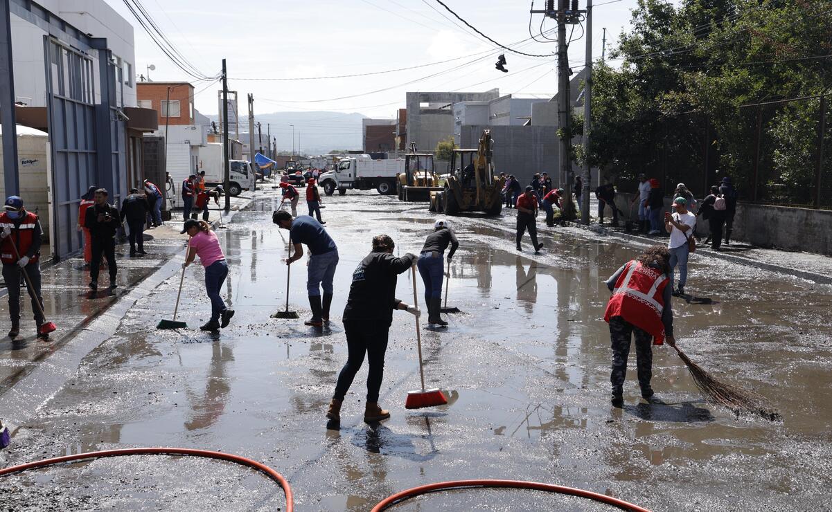 En las distintas empresas los trabajadores se organizaron para sacar el lodo con escobas y palas a fin de acelerar la recuperación en la zona. Foto: Arturo Hernández/ El Universal Estado de México