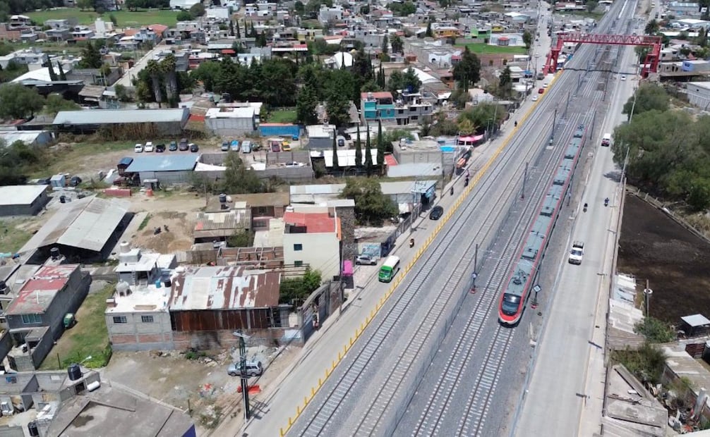 Los trenes realizaron una pausa de cinco minutos en la estación Teyahualco, la tercera del nuevo ramal hacia el AIFA. Foto Especial