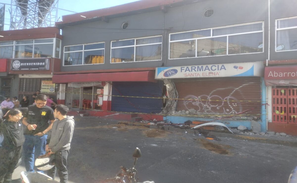 Muere conductor de Beetle tras impactar dos negocios en Atizapán de Zaragoza