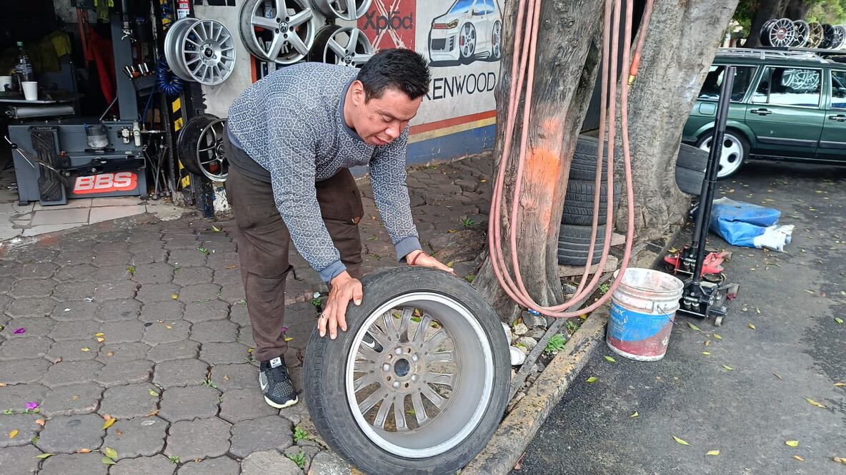 Caer en un bache puede costar a los automovilistas desde 500 hasta 20 mil pesos en reparaciones / Foto Gisela González EL UNIVERSAL