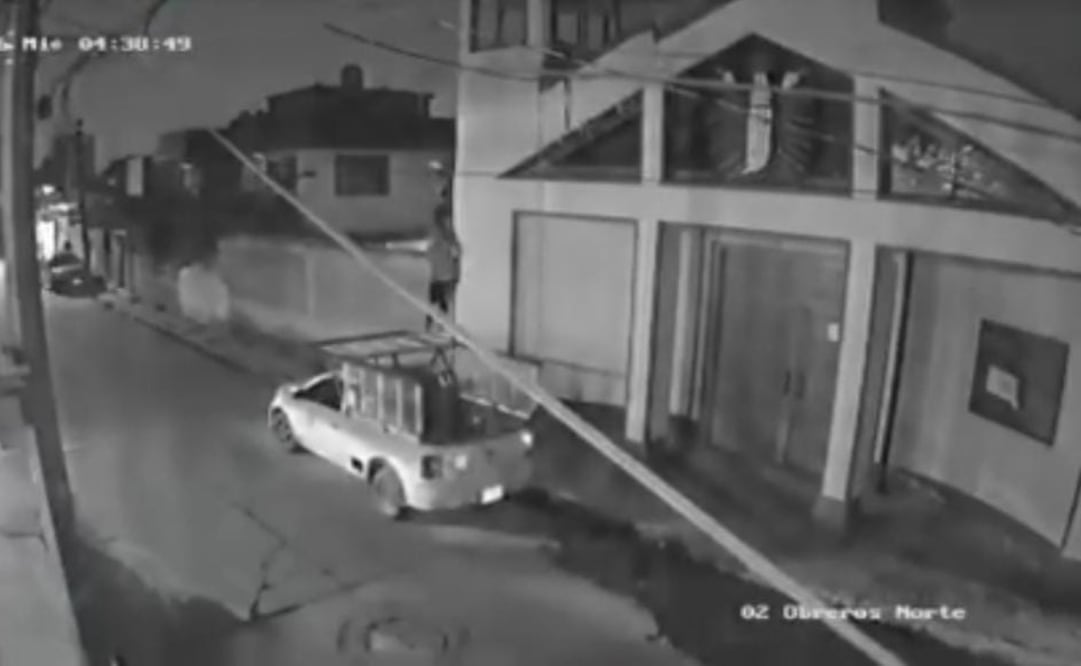 Una cámara de seguridad captó el momento en que varios sujetos bajaron la campana hasta la calle Obreros Norte. Foto especial