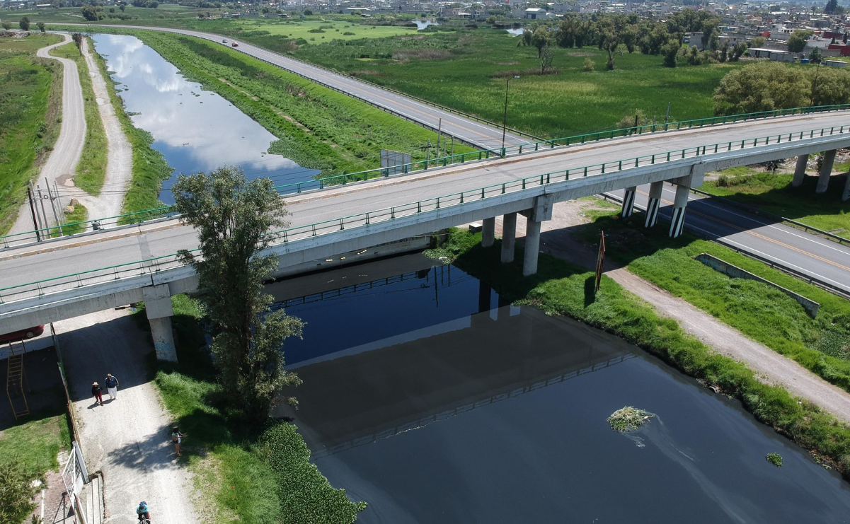 El Río Lerma es un reflejo de la contaminación; la basura y los desechos industriales afectan la calidad del agua y la vida cotidiana de las personas. / Foto: Alejandro Vargas