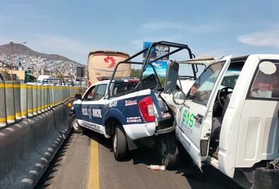 ¡Caos en la México-Pachuca! Patrulla choca contra pipa de gas en Ecatepec; hay 2 policías heridos