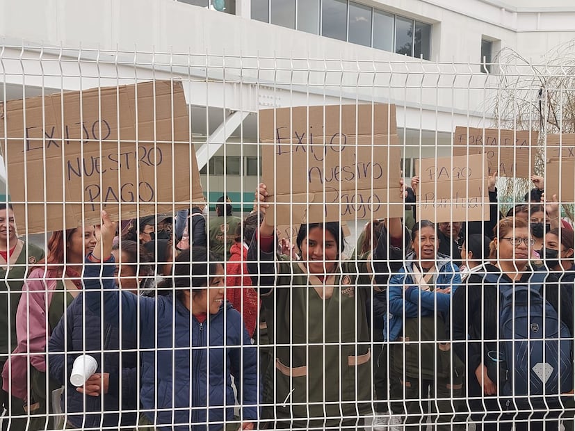 Un grupo se encuentra en la caseta de cobro de San Marcos Huixtoco de la autopista México-Puebla. Foto: especial